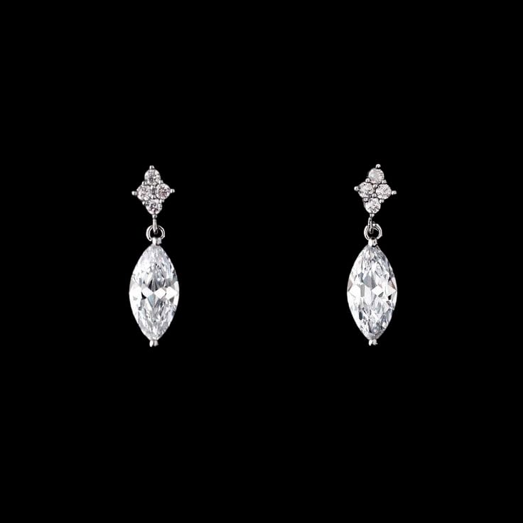 Elevate Your Look with Solitaire Stylish Diamond Earrings!