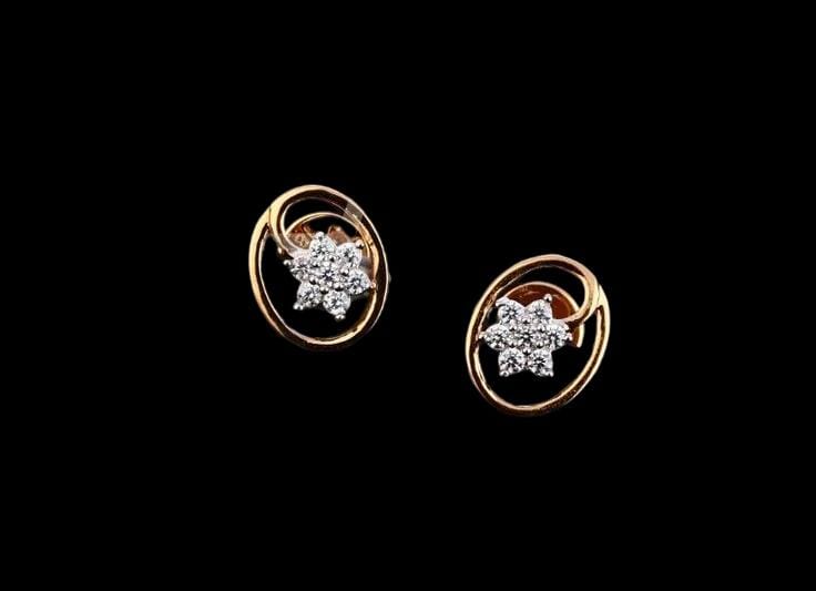 Indulge in luxury with our stunning selection of trendy diamond earrings